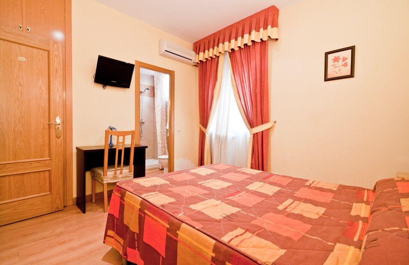 Hostal Las Cortes Madrid Exterior photo