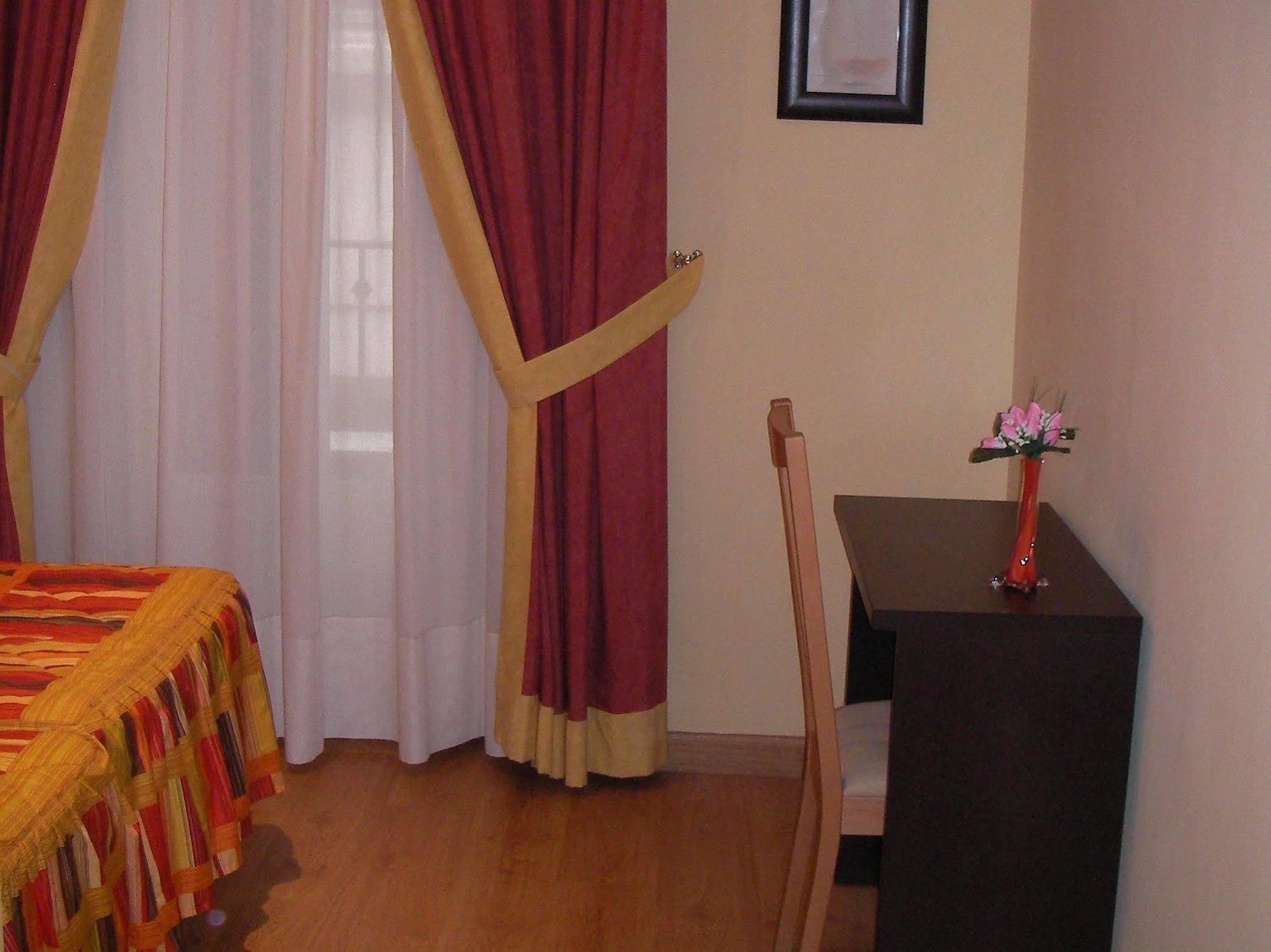 Hostal Las Cortes Madrid Exterior photo